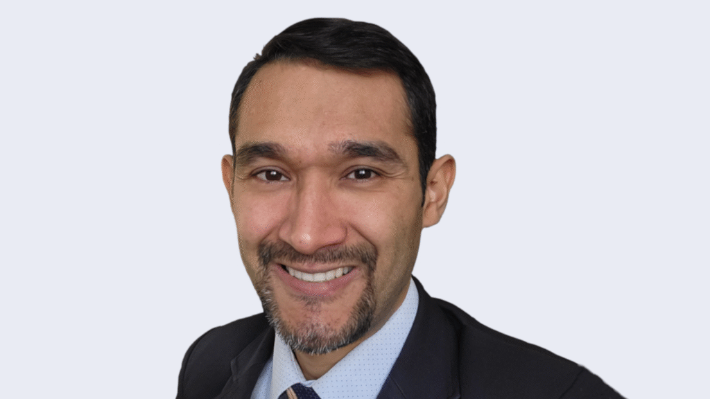 Carlos Díaz, Director de Tecnología de Metanálisis, posando y sonriendo