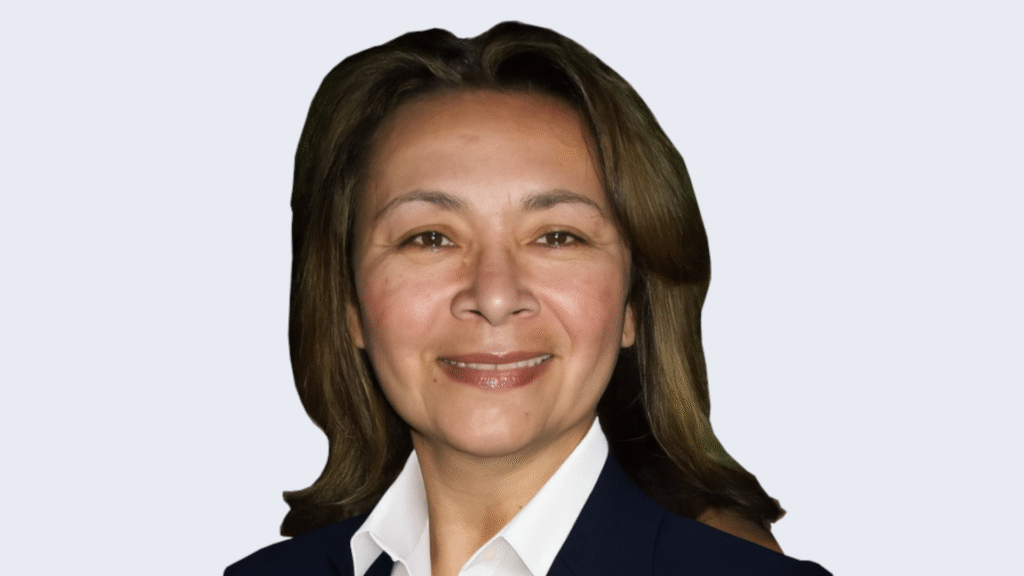 Patty Urribarrí, Directora de Marketing de Metanálisis, posando y sonriendo