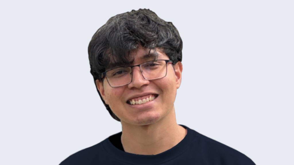 Samuel Rivero, Director de Sistemas de Información de Metanálisis, posando y sonriendo
