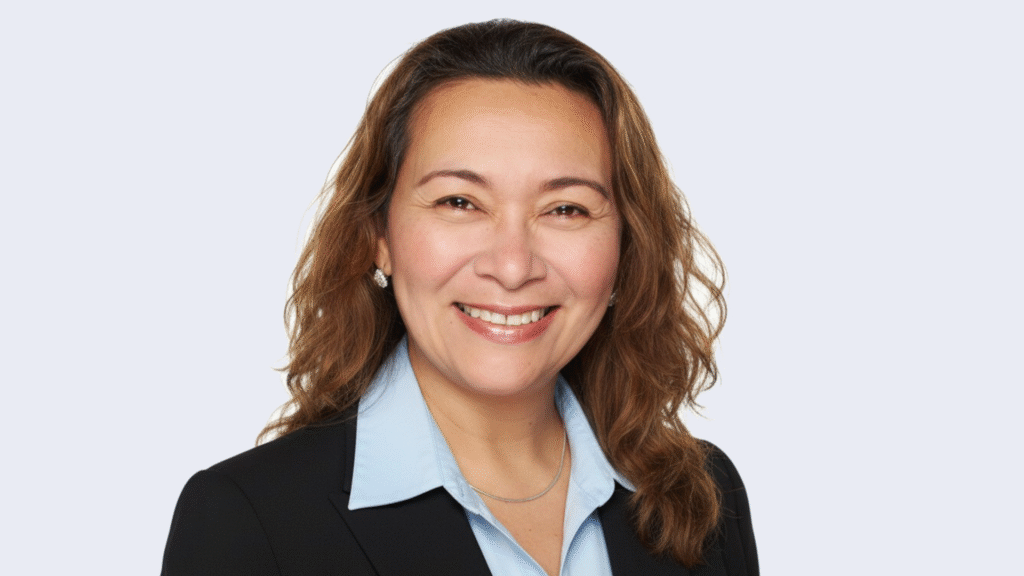Patty Urribarrí, Directora de Marketing de Metanálisis, posando y sonriendo